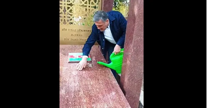 Professor Rəsulzadənin məzarını yudu