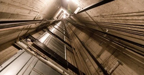 Лифт с девушкой сорвался с высоты восьмого этажа в Казахстане