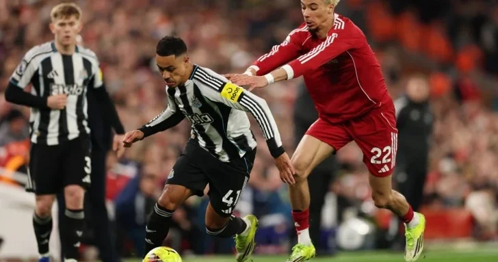 Ливерпуль разгромил Ньюкасл , Экитике оформил дубль