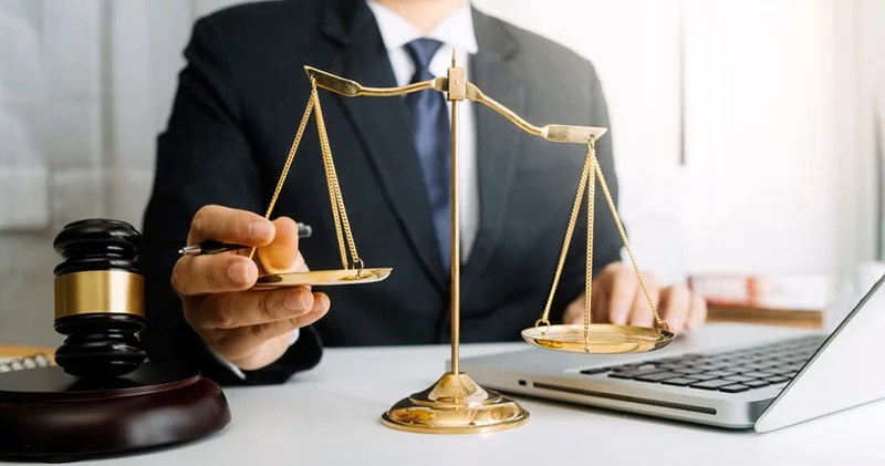 Saxta CƏRRAHLARIN ardınca saxta HÜQUQŞÜNASLAR Özümüzü onlardan necə qorumalıyıq?