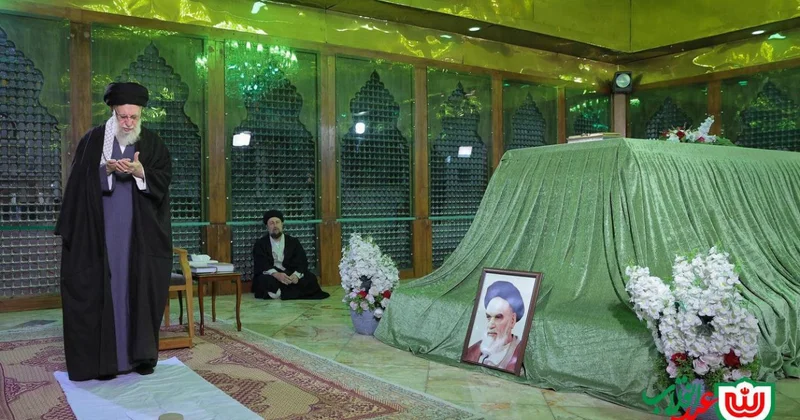 А Хаменеи молится в мавзолее Хомейни фото