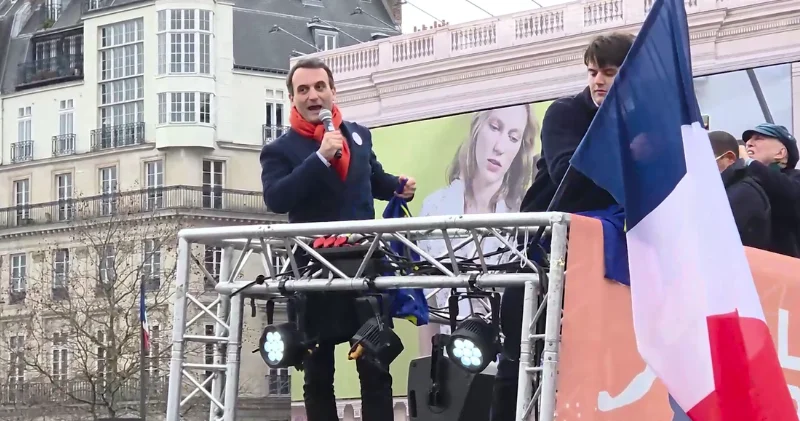 Во Франции разорвали флаг ЕС ВИДЕО