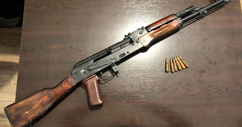 Polis silah sursat aşkarladı: 5 avtomat, 1 tapança...