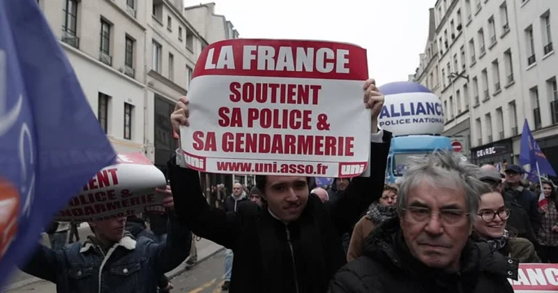 Fransada polislar ayağa qalxdı