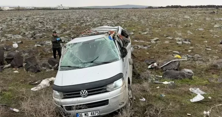 В Турции перевернулся микроавтобус с пассажирами, есть жертвы