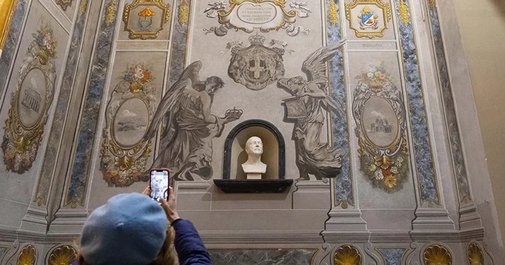 В римской базилике после реставрации нашли ангела, похожего на Мелони