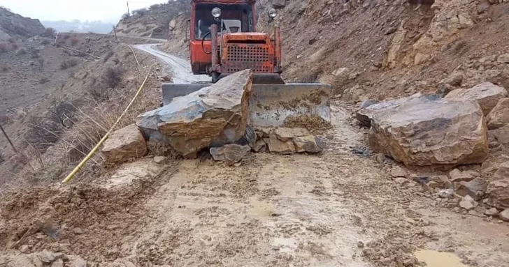 В Нахчыване камнепад перекрыл дорогу