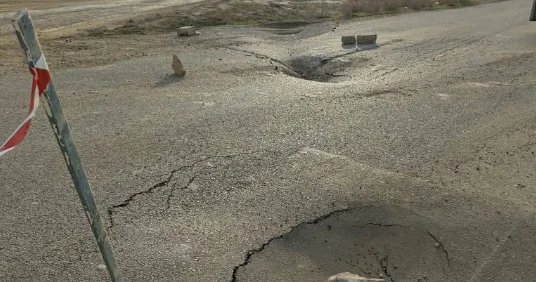 Bakıdakı bu yol hər an çökə bilər FOTO