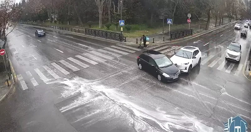 Так в залитом ливнями Баку происходили ДТП ВИДЕО
