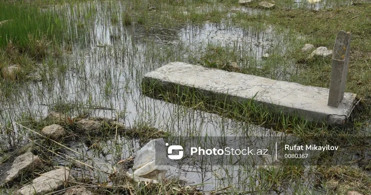 Кладбище в Баку ушло под воду: ливни обнажили многолетнюю проблему поселка