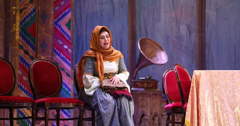 Gülüstan Əliyeva Sənəm obrazında səhnəyə çıxdı FOTOLAR