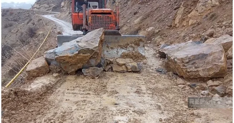 В Ордубаде на дорогу обрушилась скала