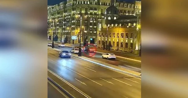 В Баку остановившийся на проезжей части автомобиль стал причиной ДТП