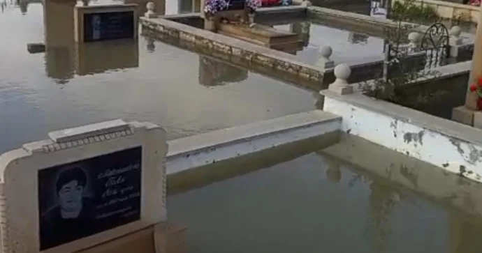 Zabratda qəbiristanlıq su altında qalıb; qurumlardan reaksiya yoxdur VİDEO