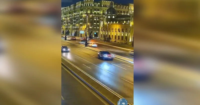 Bakıda hərəkətdə olan nəqliyyat vasitəsi yolda dayanmış avtomobilə çırpılıb