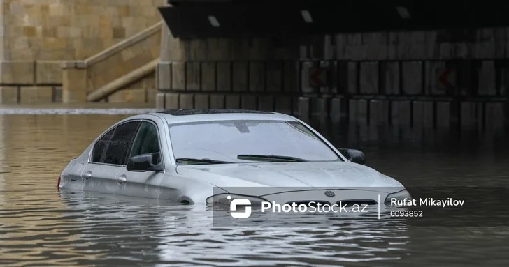 Затопленные после дождя авто: кому в Азербайджане положены страховые выплаты?