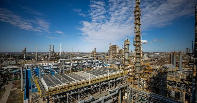 Один из ведущих нефтеперерабатывающих заводов Казахстана оштрафовали на сотни миллионов