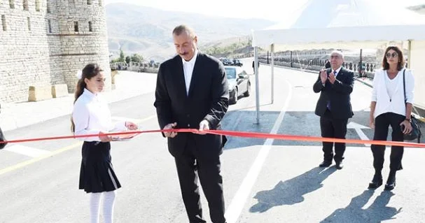 16.7 MİLYONA BAŞA GƏLƏN 22 KM lik YOL ELƏ GÜNƏ DÜŞDÜ Kİ... 5 yaşayış massivinə gediş gəliç qapadıldı (VİDEO)