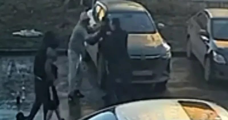 В Казахстане пьяная толпа напала на полицейского ВИДЕО