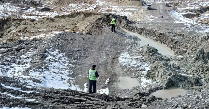 Güclü yağışlar Lahıc Dəmirçi yolunda torpaq sürüşməsinə səbəb olub