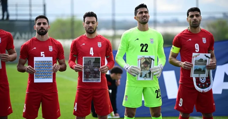 İranlı futbolçular müharibədə həlak olan uşaqları yad etdilər FOTO