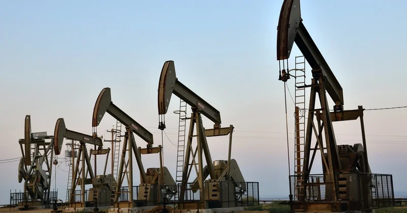 Добыча нефти в мире сократилась на 2,2 млн баррелей в сутки