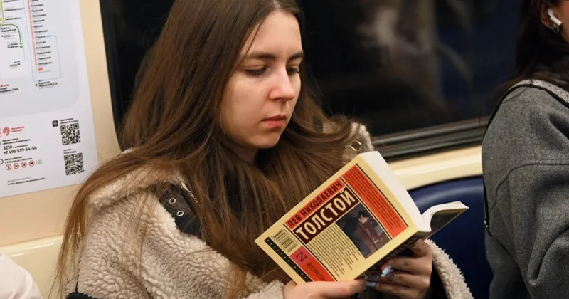 А что еще делать русским? Читать книги! объектив
