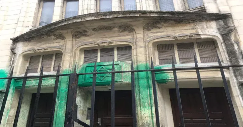 Парижские синагоги облили краской