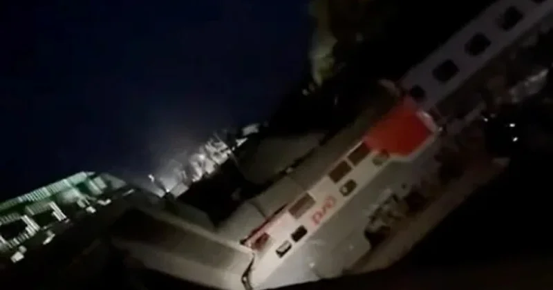 В России мост обрушился на проезжавший поезд: есть жертвы видео