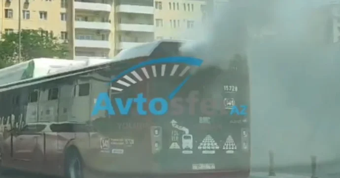 BakuBus a məxsus avtobus tüstüləyir VİDEO