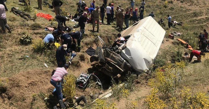 Avtobus körpüdən aşdı: 21 idmançı öldü