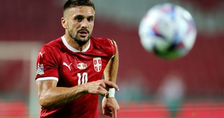 İstanbul klubu 2 futbolçu ilə vidalaşdı