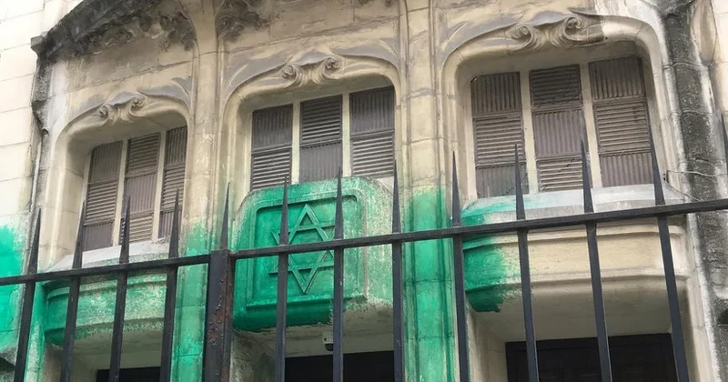 В Париже вандалы облили краской мемориал жертвам холокоста и три синагоги