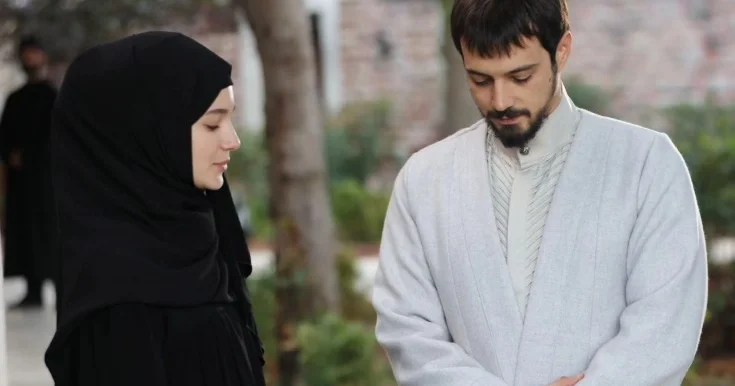 Kızıl goncalar ın aktyoru onunla sevgilidir Fotolar