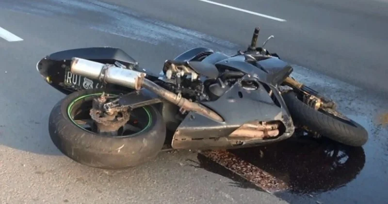 Avtomobillə toqquşan motosikletin sürücüsü öldü