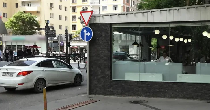 Захват тротуара в Баку: официальное ведомство оправдало незаконную постройку её возрастом