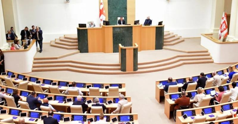 Gürcüstan Parlamenti televiziya şirkətlərinin xaricdən maliyyələşməsini qadağan edən qanun qəbul edib