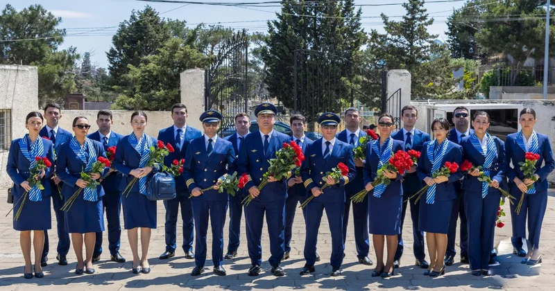 AZAL heyəti Milli Qəhrəman Hökumə Əliyevanın məzarını ziyarət edib FOTOLAR