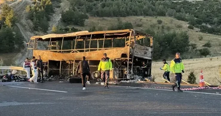Sərnişin avtobusu baryerlərə çırpılıb yandı 8 nəfər öldü