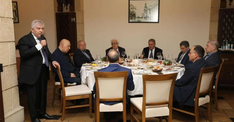 Səmadan asılan Anar, göydən düşən Behrudi, özünə sağlıq deyən akademiklər… Bir dövrün yubileyi