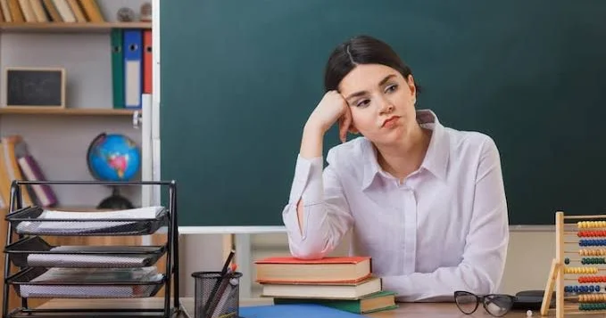 Müəllim məktəbə qısa ətəkdə gedə bilər? “Bunun adı görməmişlik və səviyyəsizlikdir”