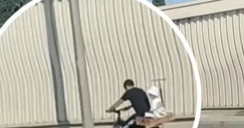 На бакинской трассе ребенка перевозят как багаж шокирующее ВИДЕО