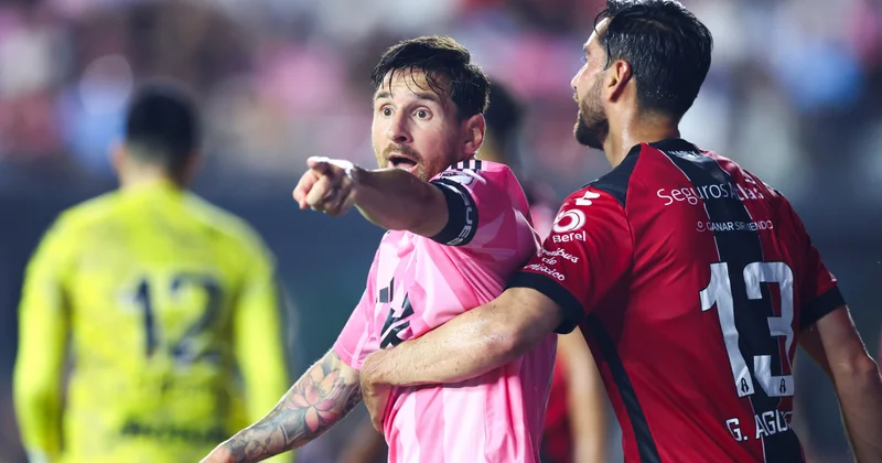 Messi Liqa Kuboku matçında “Atlas” oyunçusunu sillələyib