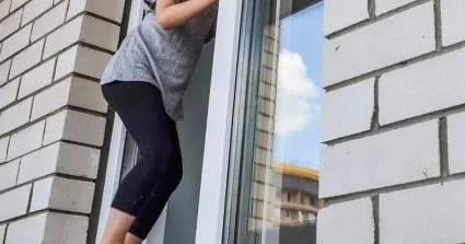 15 yaşlı qız beşinci mərtəbədən yıxıldı