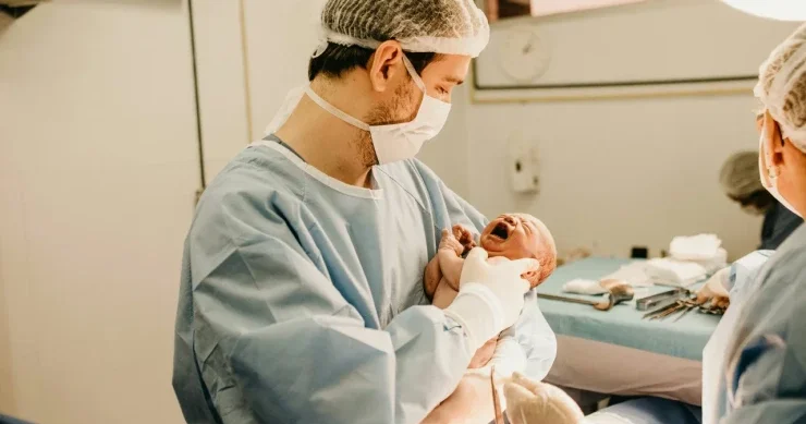 Evdə dəhşətli doğuş hekayəsi: Atanın səhvi körpəni az qala öldürəcəkdi