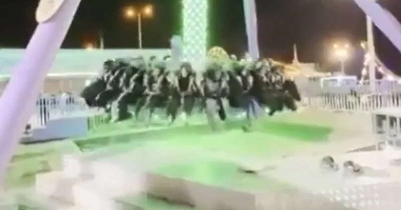 Аттракцион с людьми сложился пополам и рухнул видео