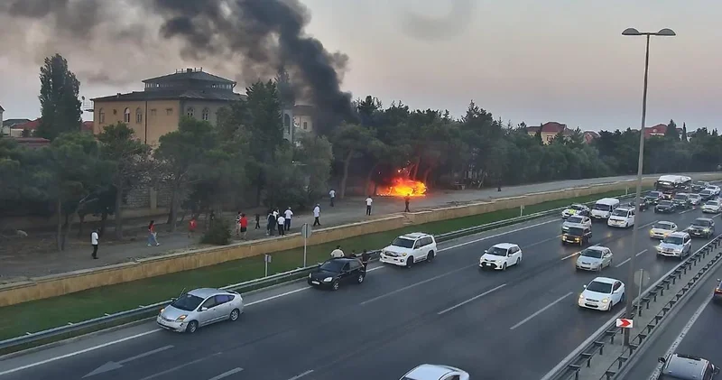 Автомобиль загорелся на дороге в Баку ФОТО