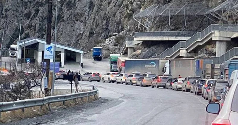 Torpaq sürüşməsi səbəbindən Gürcüstan Rusiya sərhədi nəqliyyat vasitələri üçün bağlanıb VİDEO