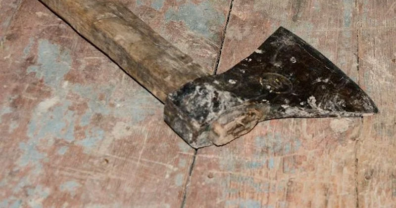 Şəmkirdə qardaşların mülk davası: 52 yaşlı kişi qardaşını baltaladı