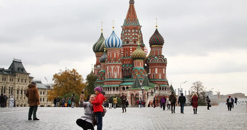 Поездки азербайджанцев в Россию сократились на треть
